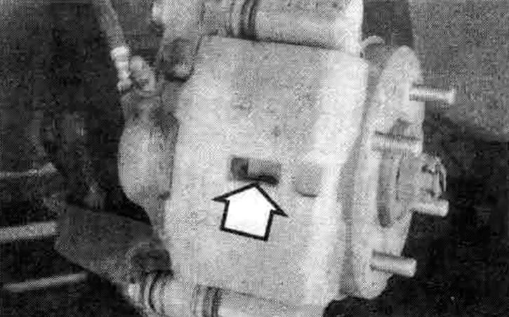 16.5. В каждом тормозном механизме вы обнаружите смотровое отверстие - установив стальную линейку…