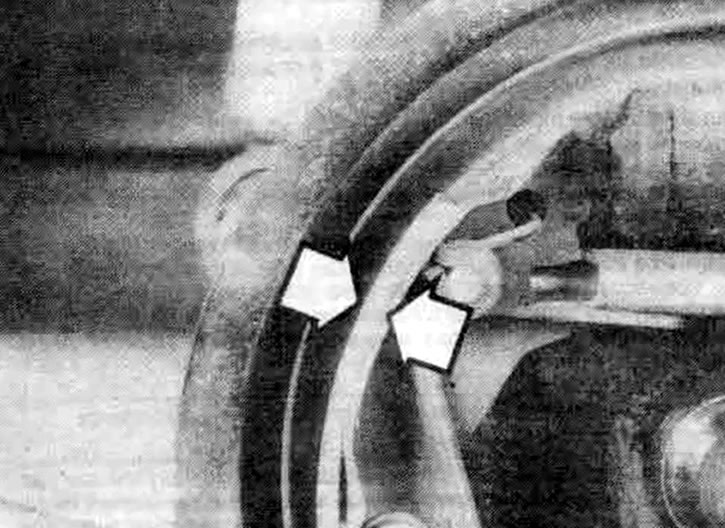 16.12. Толщину накладки задней тормозной колодки измеряют от наружной поверхности накладки до…