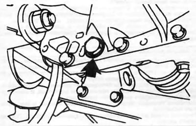 35.1. Сливная пробка механической коробки передач (стрелка) расположена в передней части корпуса