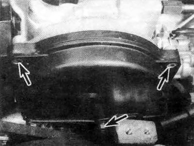 7.8с. Верхняя крышка зубчатого ремня прикреплена тремя болтами (стрелки) (показан двигатель 2,0 л)