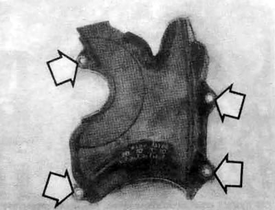 7.8d. Стрелками указано положение болтов нижней крышки зубчатого ремня (крышка для ясности снята)…