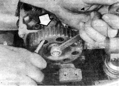 7.14. Зафиксируйте распредвал от вращения, вставив большую отвертку в отверстие звездочки -…