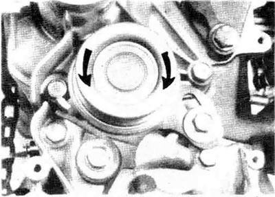 7.19. Вращая шкив натяжителя рукой, проверьте отсутствие заедания и чрезмерного люфта (показан…