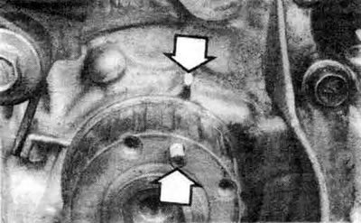 7.22а. Совместите штифт звездочки коленвала с неподвижной меткой на масляном насосе (стрелки)…