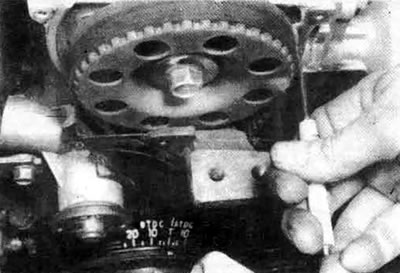 7.29. Поскольку вы видите метки на звездочке распредвала под углом, то чтобы не допустить ошибки…