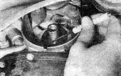 9.20. Измерьте осевой люфт распредвала с помощью плоского щупа (показан двигатель 1,5 л)