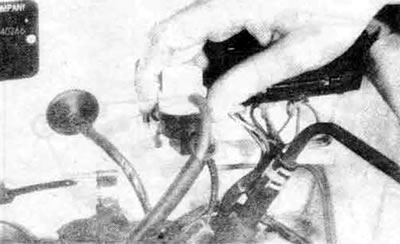 9.10. На двигателях 1,5л сначала вывинтите нижние болты (А) и отведите кронштейн в сторону, затем -…