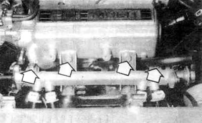 9.11. На двигателях 1,5 л зажмите распредвал между третьим и четвертым выпускными кулачками и…