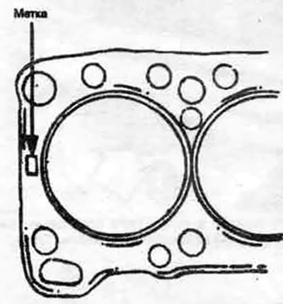 12.13b. Идентификационная метка должна быть обращена вверх и повернута к звездочке распредвала.