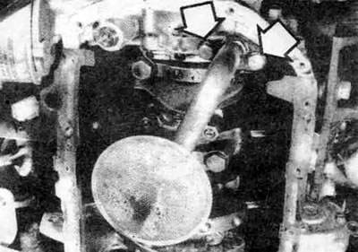 14.3. Маслозаборная трубка прикреплена к нижней части масляного насоса двумя болтами (стрелки)…