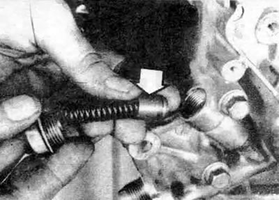 14.4. Извлеките пробку регулятора давления редукционного клапана, пружину и плунжер - если плунжер…