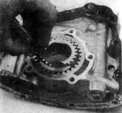 14.10с. Измерьте зазор между внутренней шестерней и серповидным сектором