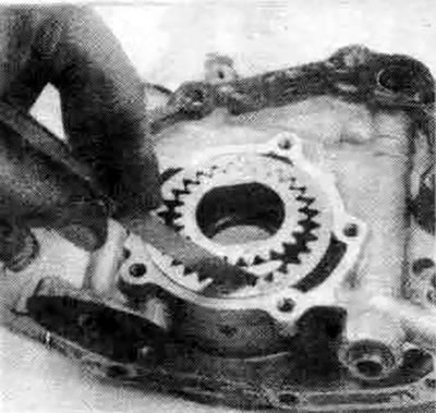 14.10d. Измерьте зазор между наружной шестерней и серповидным сектором