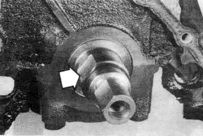 14.13. Устанавливая насос на двигатель, обратите внимание на то, что коленвал имеет установочные…