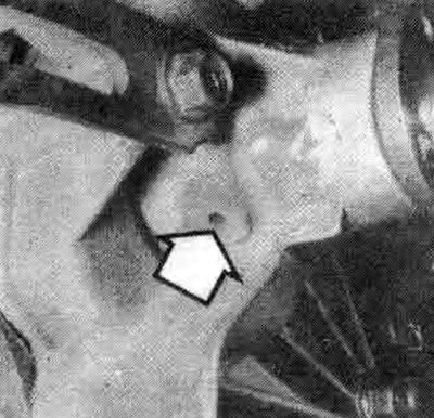 8.4. Если охлаждающая жидкость просачивается через уплотнение (показано стрелкой), водяной насос…