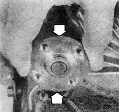 8.6. Если на валу есть люфт, замените водяной насос