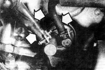 5.5. Отсоедините от топливного насоса входной и выходной шланги, а также шланг возврата топлива