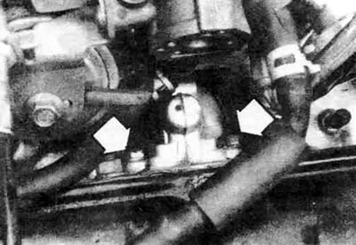 5.6. Отвинтите болты крепления топливного насоса (стрелки), затем осторожно отсоедините насос руками