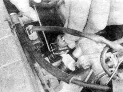 15.7. Для отключения проводки от форсунок сначала снимите металлические хомуты, используя чертилку…