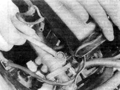 15.9. Отвинтите болты кропления топливного коллектора