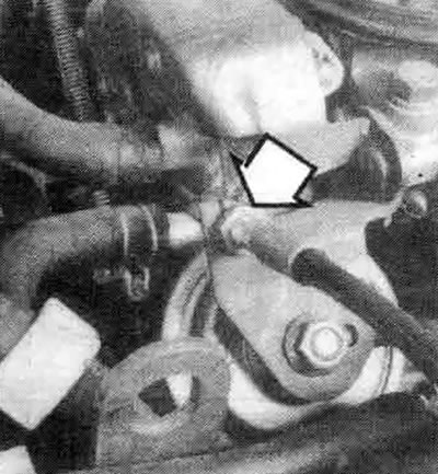 16.2. Для отсоединения троса дроссельной заслонки от кронштейна ослабьте регулировочную гайку…