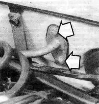 16.5. Для отсоединения троса дроссельной заслонки от перегородки отсека двигателя отвинтите два…