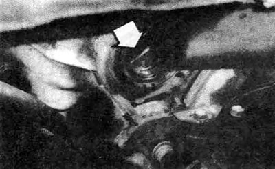 3.4. Установите жало большой отвертки (показано стрелкой) под манжету и осторожно извлеките манжету