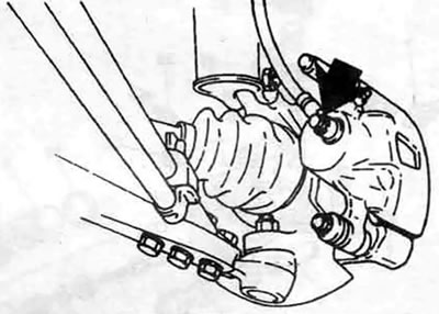 4.6. Отвинтите болт впускного штуцера (показан стрелкой), если есть на вашей модели