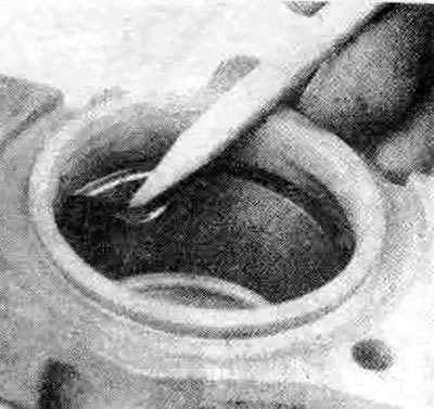 4.12. Во избежание повреждения канала тормозного механизма или проточки под уплотнение извлекайте…