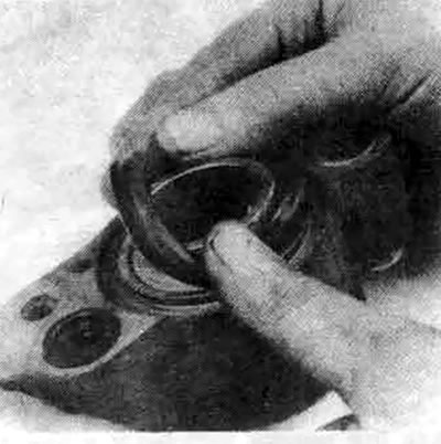 4.18b. Натяните пылезащитный чехол на верхнюю часть поршня,...