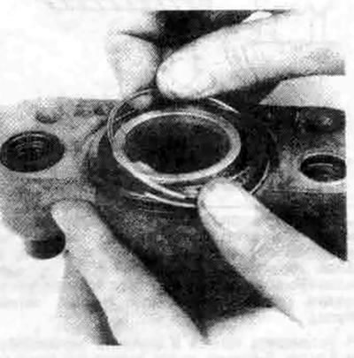 4.18с. ...затем установите фиксирующее кольцо