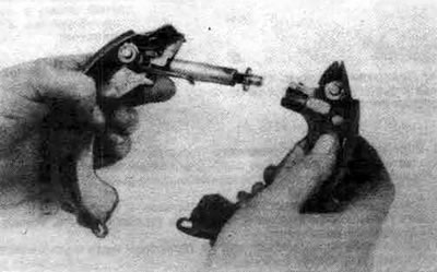 6.4i. Отсоедините отжимную колодку (присоединенную к рычагу стояночного тормоза) от прижимной…