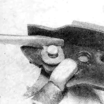 6.4j. Снимите С-образный зажим с оси, рычага стояночного тормоза (зажимы расположены с обеих…