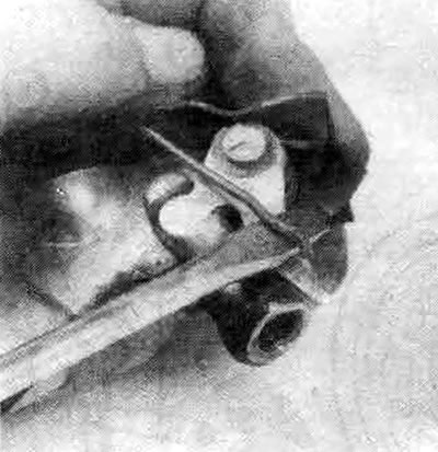 6.4k. Снимите пружину с регулятора...