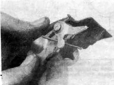 6.4m. Отсоедините рычаг стояночного тормоза от отжимной колодки, перенесите рычаг на новую колодку…