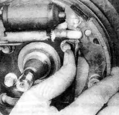 6.4u. Установите один конец пружины между колодками в отверстие для нее, затем другой конец а…