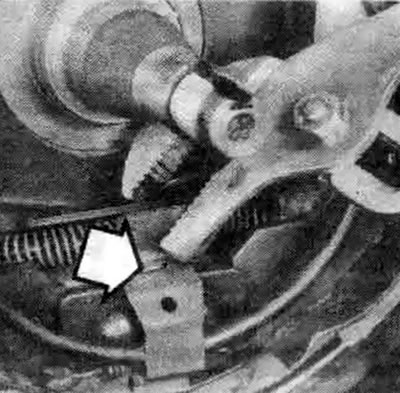 6.4w. Зацепите пружинный зажим за основание колодки, затем потяните его вверх через вершину…