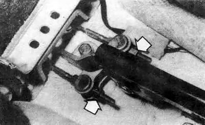 13.3а. На некоторых моделях регулировочные гайки стояночного тормоза расположены под центральной…