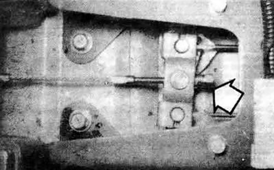 13.3b. На остальных моделях тросы стояночного тормоза регулируются одной гайкой. Поверните гайку…