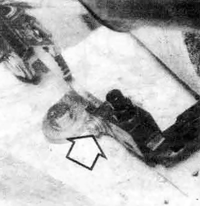 13.4а. На некоторых моделях для выполнения регулировки выключателя стоп-сигнала стояночного тормоза…