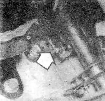 13.4b. На остальных моделях для выполнения регулировки выключателя стоп-сигнала стояночного тормоза…