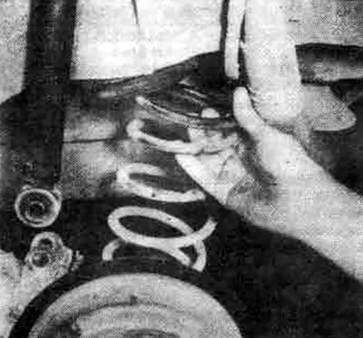 12.3a. После полного растяжения спиральной пружины можно извлечь ее из гнезда; для получения…