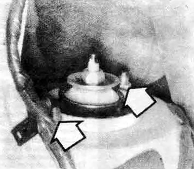 12.3b. Монтажные болты заднего амортизатора (показаны стрелками) расположены внутри багажника около…