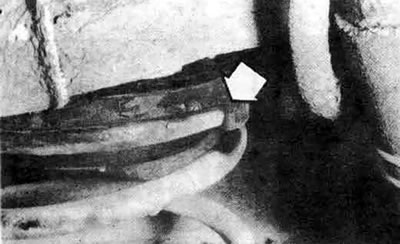 12.7. Верхний конец спиральной пружины должен расположиться в верхнем гнезде как показано на…