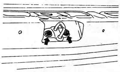 11.7а. После ослабления болтов (стрелки) вы можете переместить упор для регулировки положения…