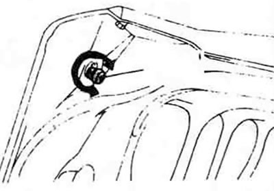 11.7b. На некоторых моделях у каждого угла крышки багажника предусмотрен регулируемый буфер