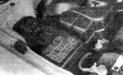 3.1b. На поздних моделях блок предохранителей расположена в отсеке двигателя рядом с аккумулятором