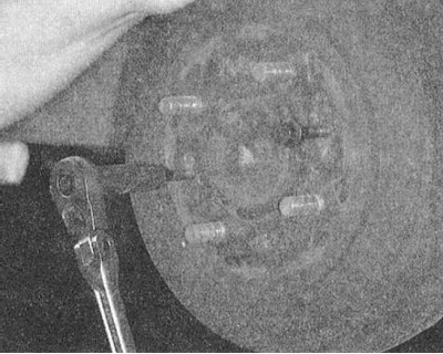4. Ослабьте регулировочную гайку привода стояночного тормоза.