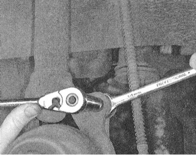 3. Отпустите самоконтрящиеся гайки и снимите стойки стабилизатора поперечной устойчивости.