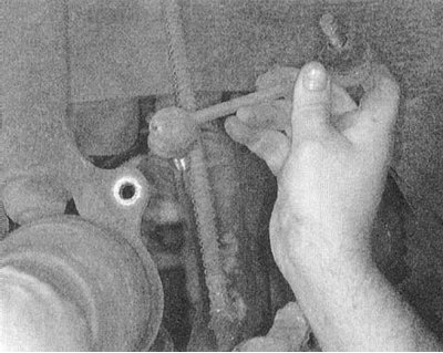 3. Отпустите самоконтрящиеся гайки и снимите стойки стабилизатора поперечной устойчивости.